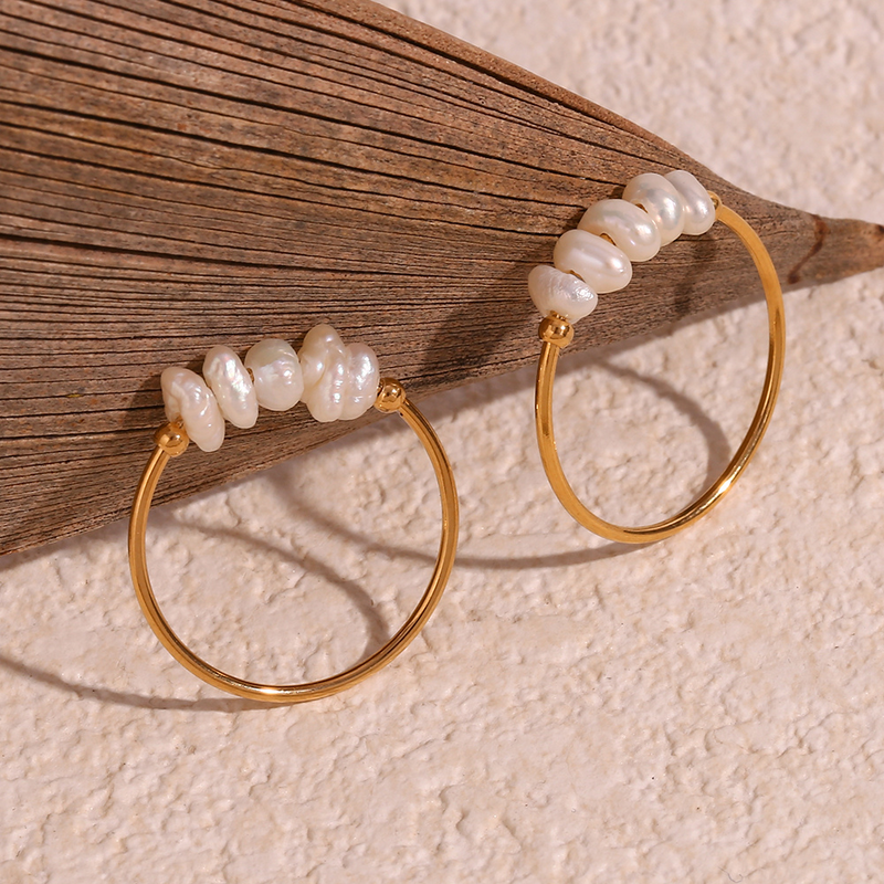 Gold pearl ring