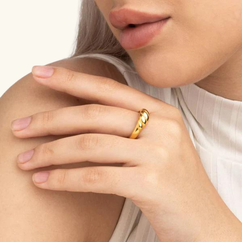 Spinning gold ring | shell