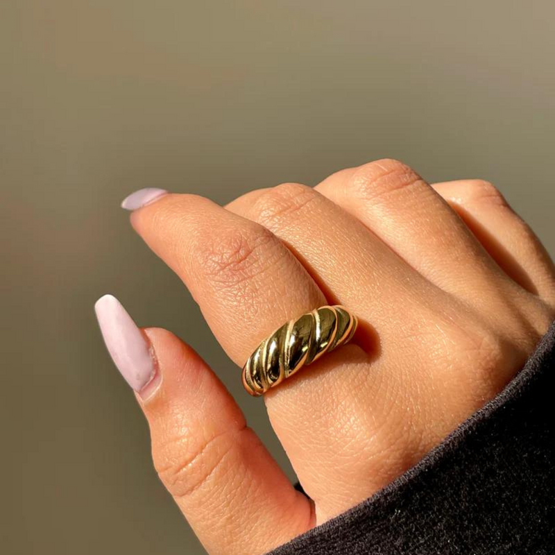 Spinning gold ring | shell