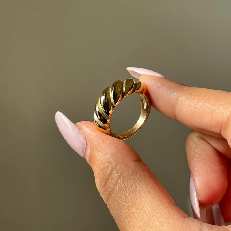 Spinning gold ring | shell