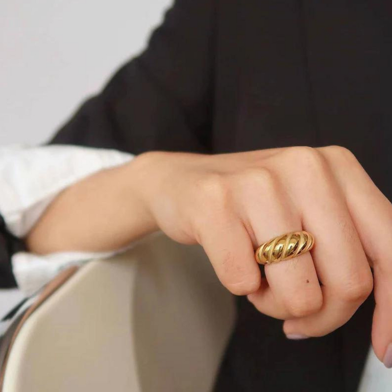 Spinning gold ring | shell
