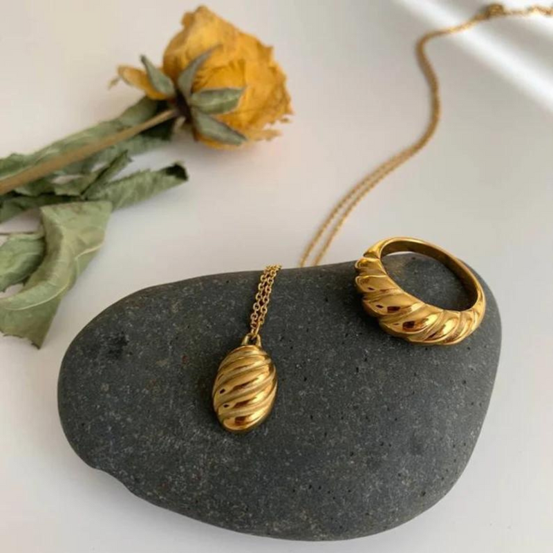 Spinning gold ring | shell