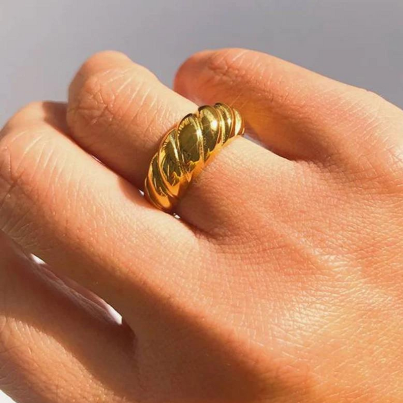 Spinning gold ring | shell