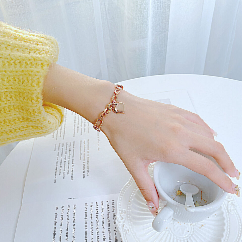 Gold heart bracelet | Camila