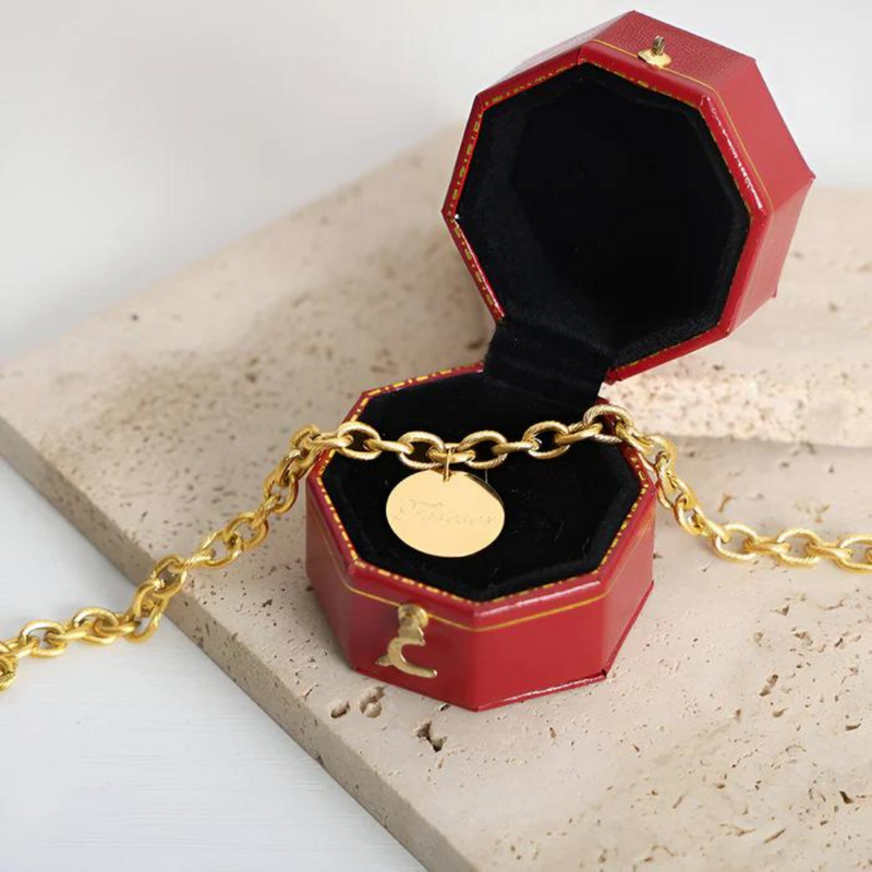 Gold bracelet with a pendant | Louisa