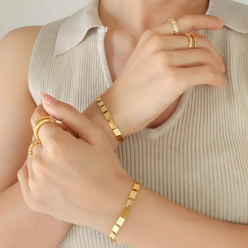Gold cube bracelet | Isabel