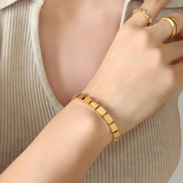 Gold cube bracelet | Isabel
